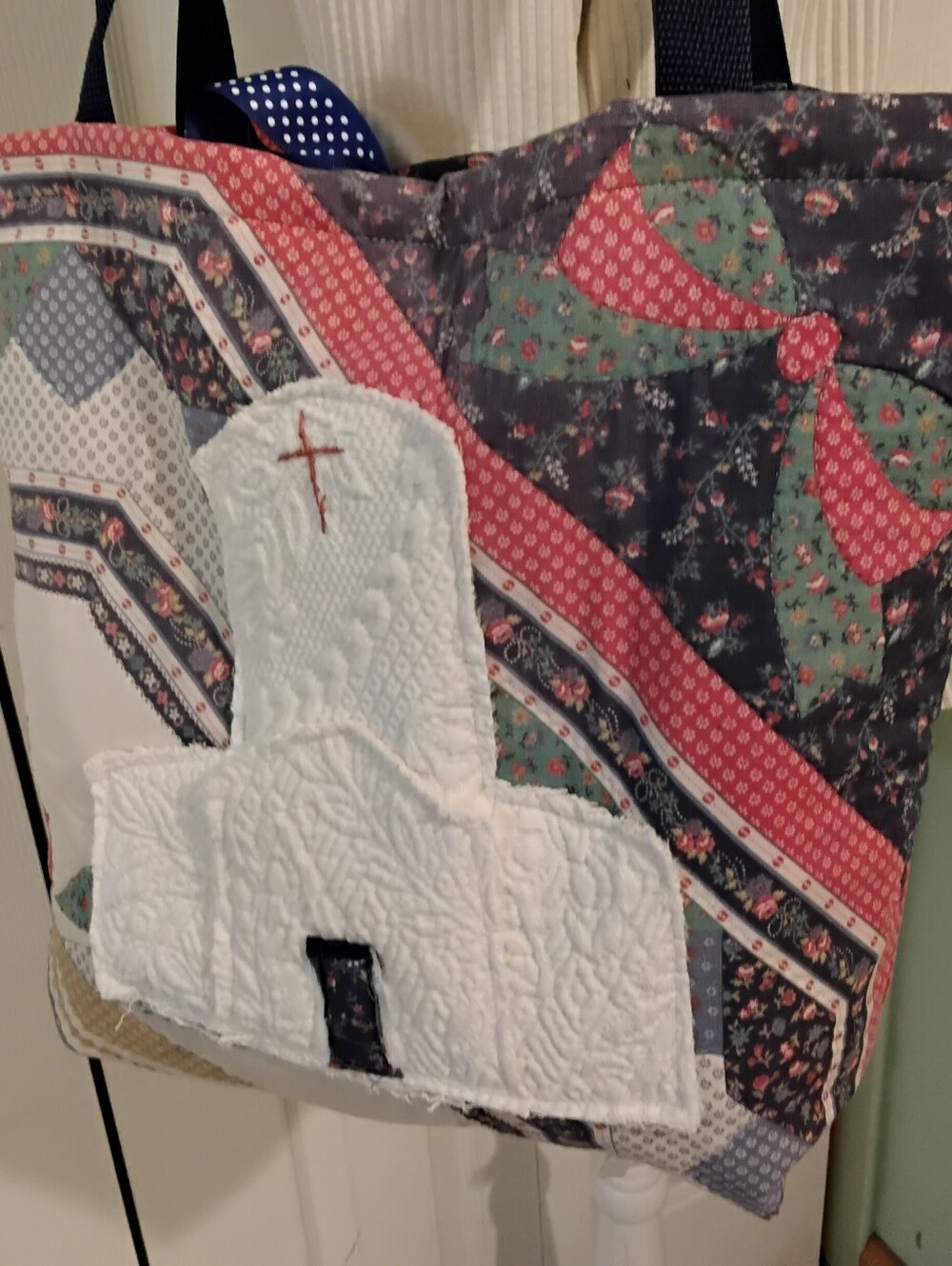 4046 Large Church Applique Quilt Tote Bag. - Picture 2 of 7